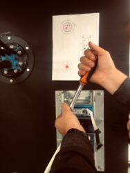 Завершение монтажа кабельных вводов Roxtec в стене